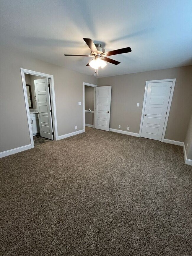 Building Photo - Charming 2-Bedroom Townhome with Modern Co...