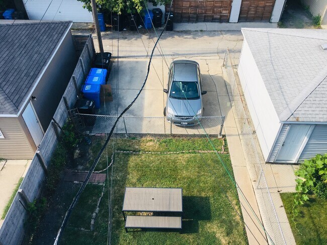 Building Photo - 3434 W Drummond Pl