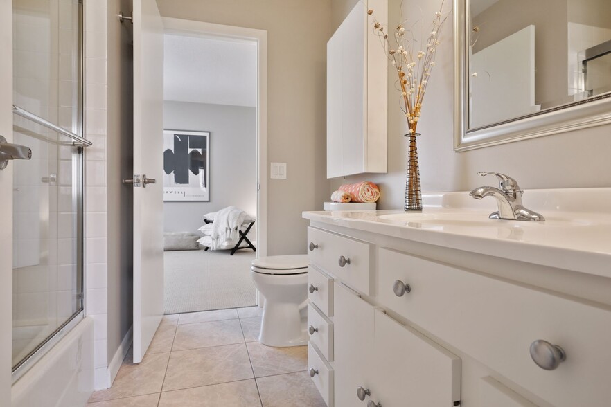 Building Photo - 2869 Kenwood Isles Dr