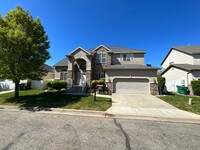 Building Photo - 6 bedroom 3 1/2 bathrooms 2 car garage Lar...