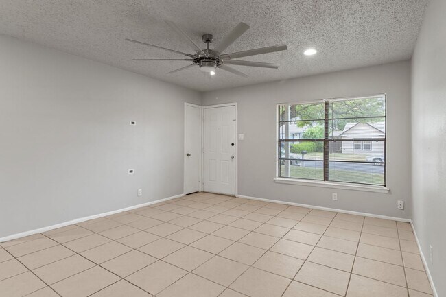 Building Photo - 6618 Swiss Oaks Dr