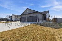 Building Photo - 5259 N Pinecrest Ct