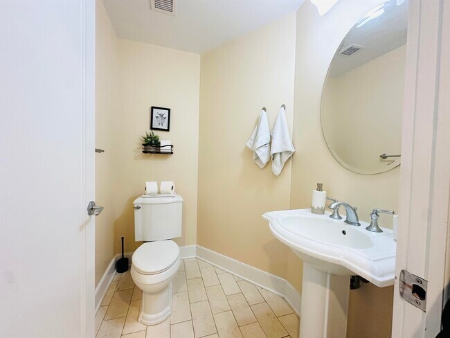 Building Photo - 1125 Maxwell Ln