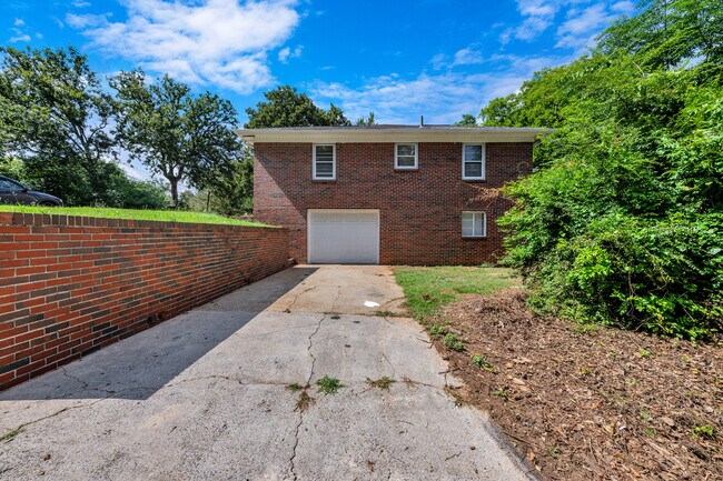 Building Photo - 204 3rd Ave