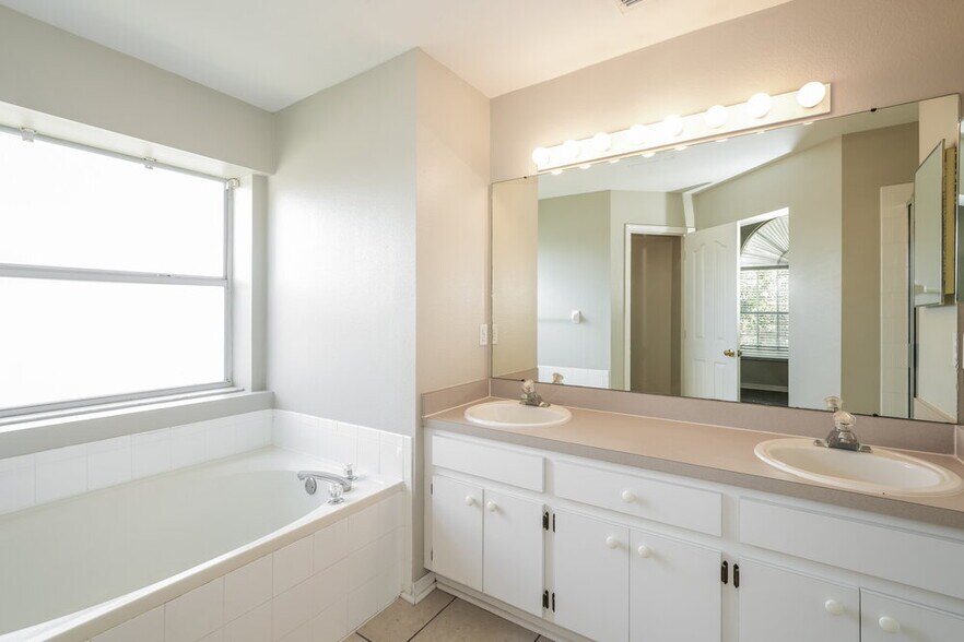 Building Photo - 1721 Scotch Pine Dr