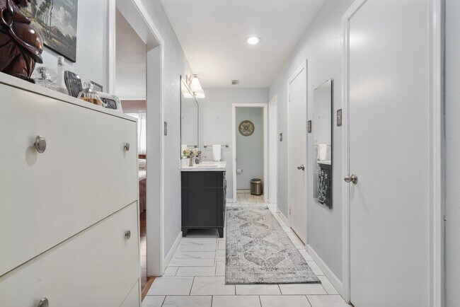 Building Photo - 5003 Mockingbird Ln