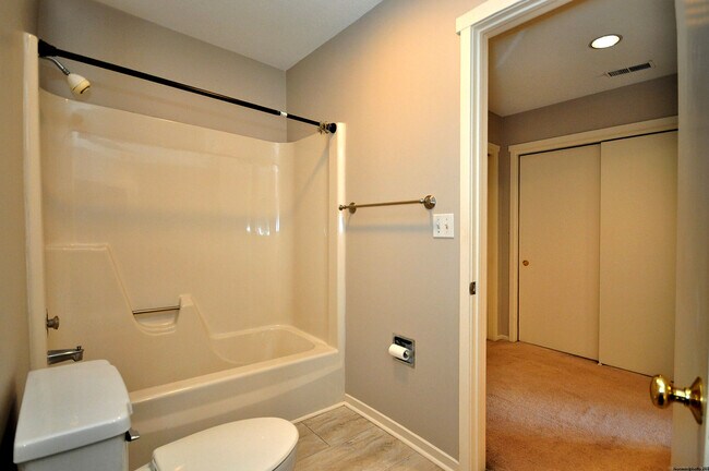 Building Photo - 16 Applewood Ln