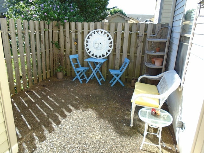 Building Photo - 2 Bed/ 1.5 Bath - Townhome in Cool Springs