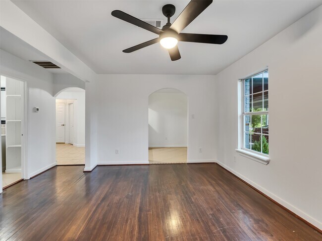 Building Photo - 4930 Holloway Dr