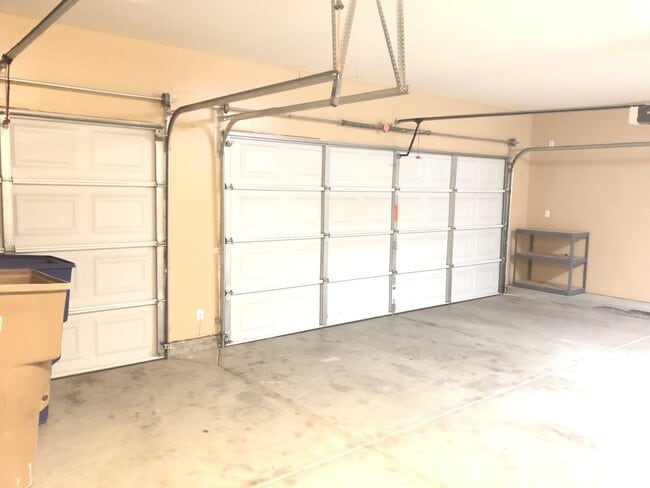 Building Photo - CENTRAL BAKERSFIELD  *FIRST MONTH'S RENT F...