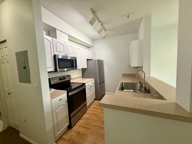 Building Photo - Bokara By The Lake Condo - Renton