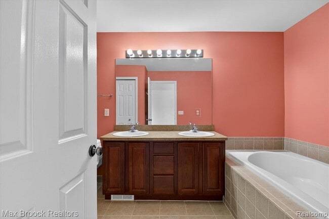 Building Photo - 3255 Camden Dr