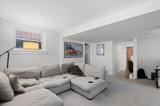 Building Photo - 2 bedroom in Chicago IL 60657