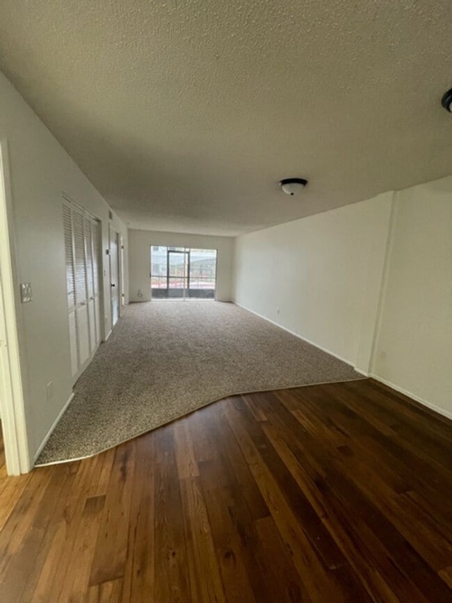 Building Photo - 313 Dirksen Dr