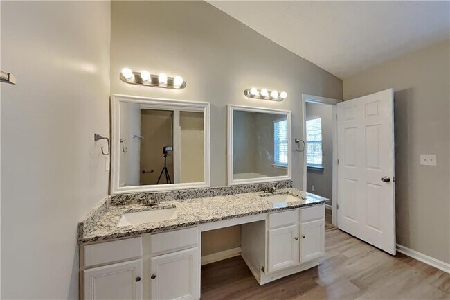 Building Photo - 3703 Majestic Dr SW