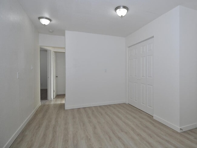 Building Photo - 3 Bedroom House with 2 Car Garage/Workshop