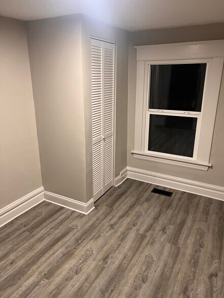 Building Photo - 1410 Center St