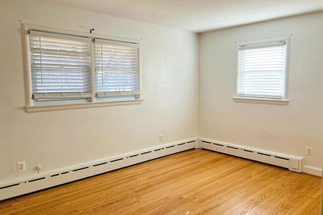 Building Photo - 3900 Laurel Rd