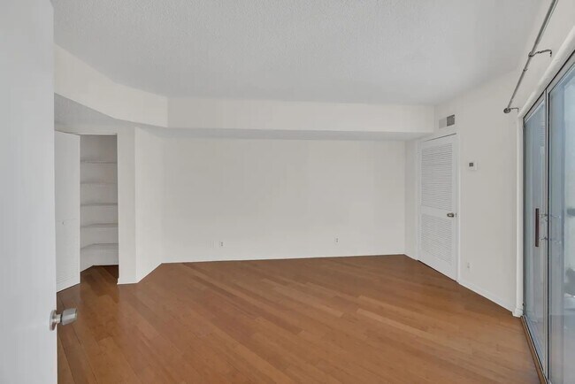 Building Photo - 900 19th Ave S