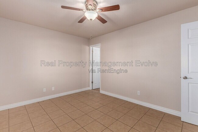 Building Photo - 5438 S 46th Pl