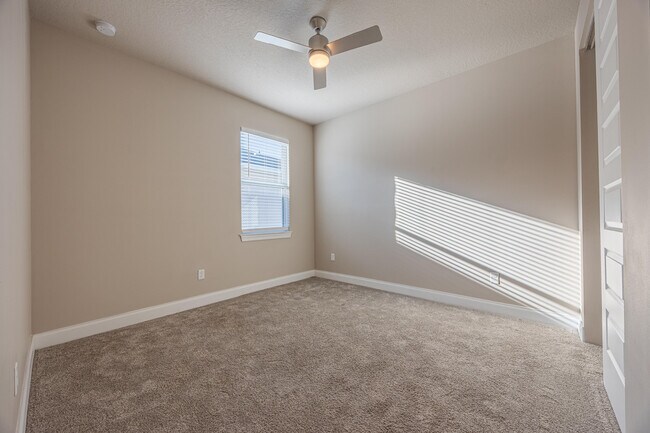 Building Photo - 6616 Cloverdale Ave