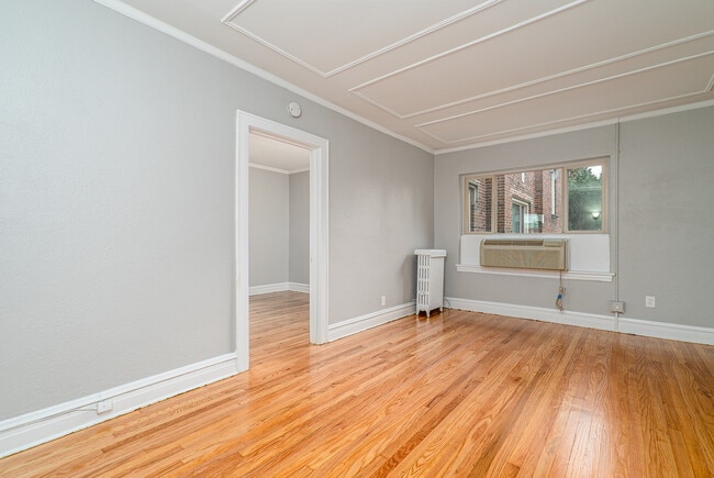 Building Photo - 428 N Park Blvd