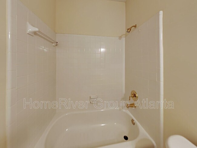 Building Photo - 1040 Queensgate Dr SE