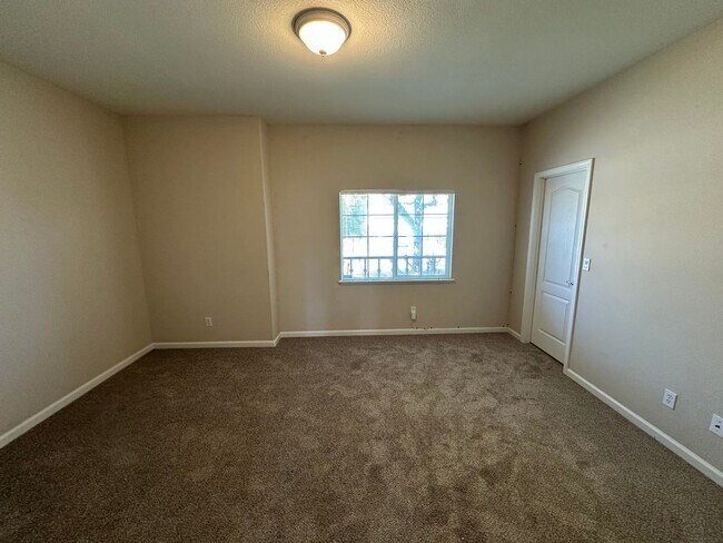 Building Photo - Gorgeous 6 Bedroom, 3 Bath Antioch Home