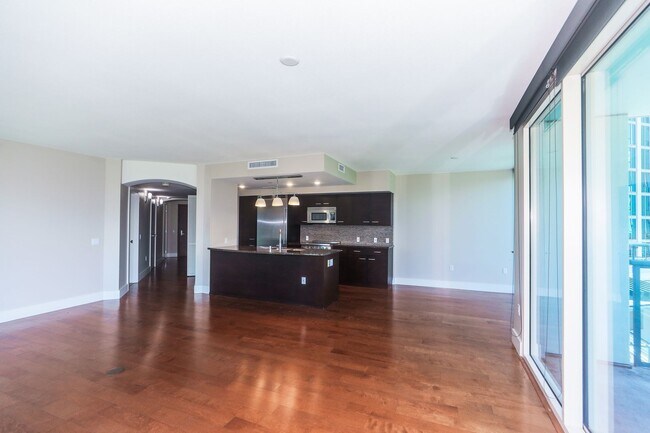 Building Photo - Allure Waikiki - 2 bedroom, 2 bath with 1 ...