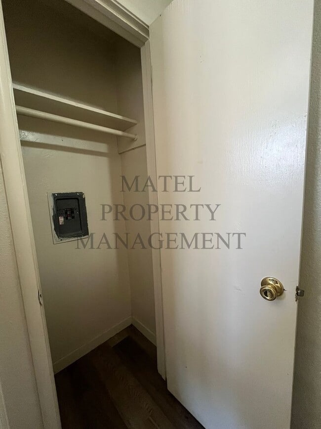 Building Photo - GIL560