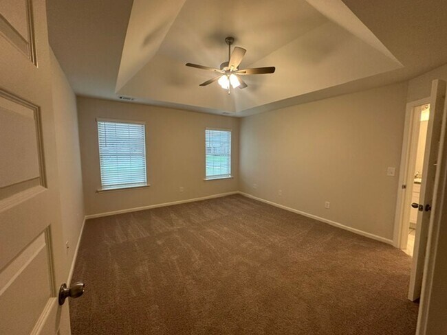 Building Photo - 444 Country Club Dr