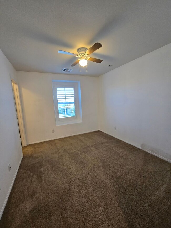 Building Photo - A Fabulous 5 Bedroom Home in Henderson