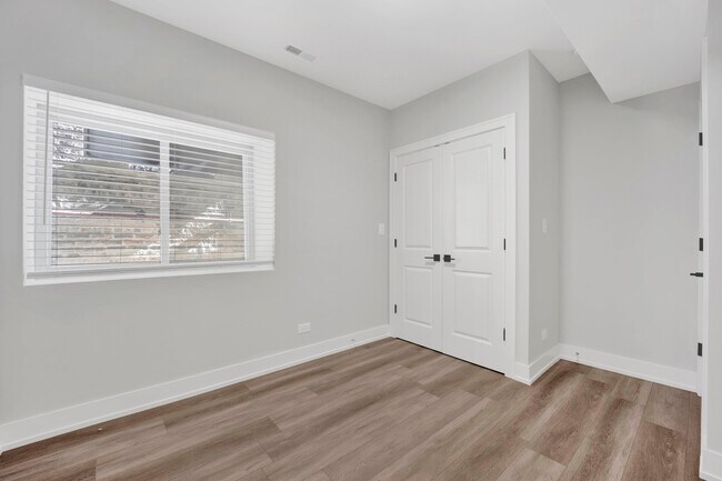 Building Photo - 2142 S Fairfield Ave