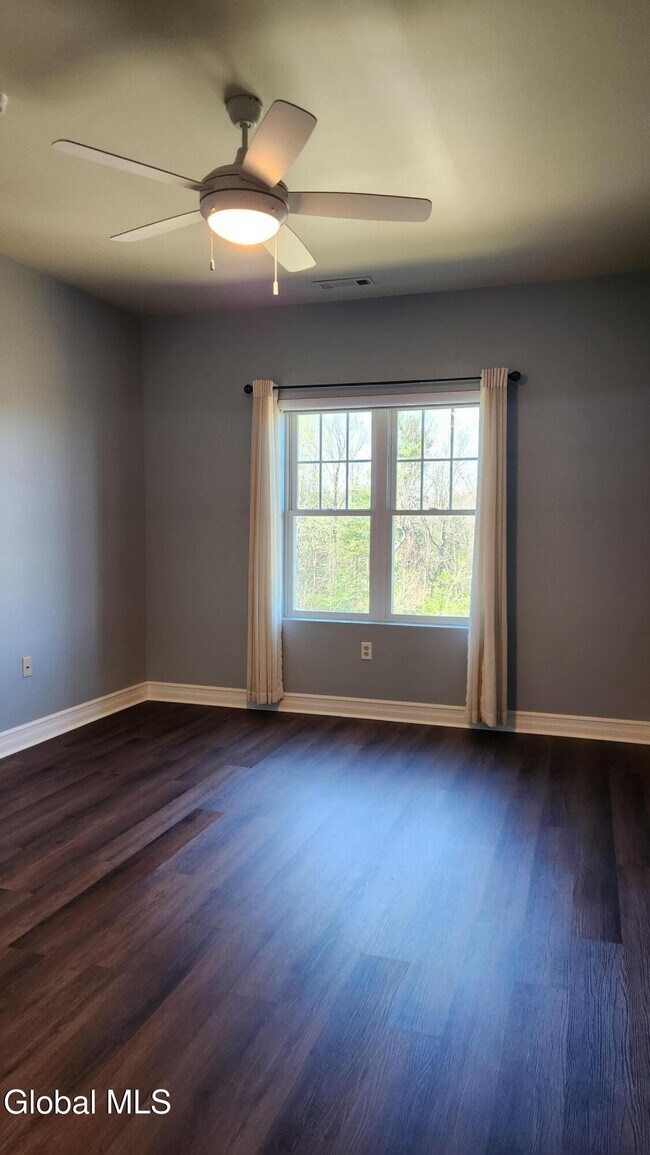 Building Photo - 8 Wall St