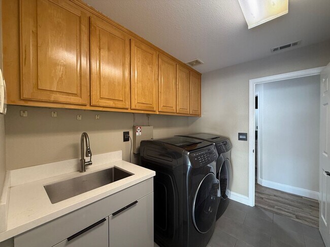 Building Photo - 20 Gonsalves Ct