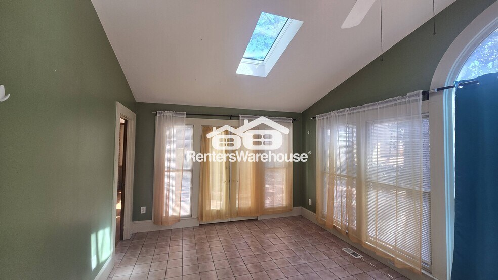 Building Photo - 891 Providence Dr