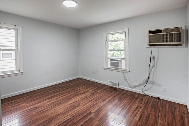 Building Photo - 16 W Linden Ave