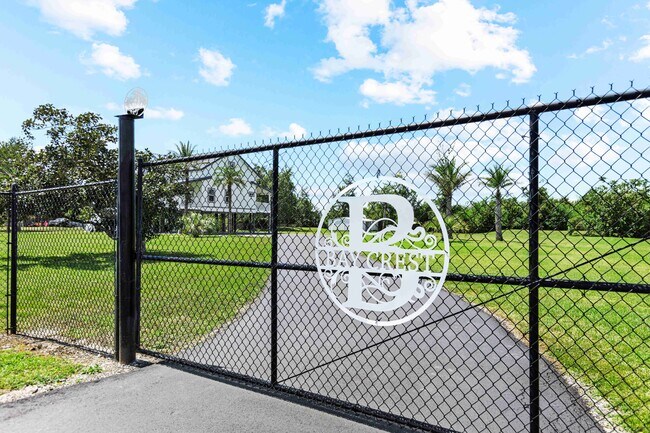 Building Photo - 7211 Bay Crest Rd