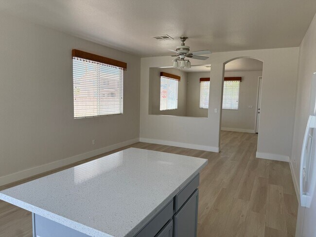 Building Photo - 3bd/2bath Single Story Home!