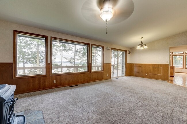 Building Photo - 3 Bedroom 2.5 bathroom nestled in woods with water view