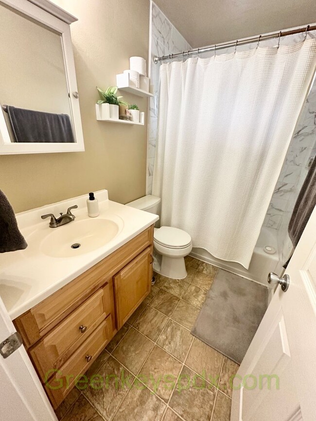 Building Photo - Two bedroom one bathroom condo in Southwes...
