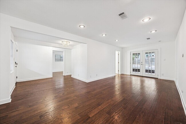 Building Photo - 3104 Fontana Dr