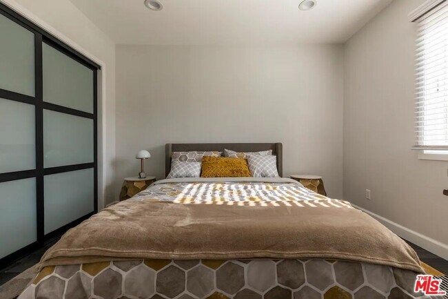 Building Photo - 1207 Reynolds Dr