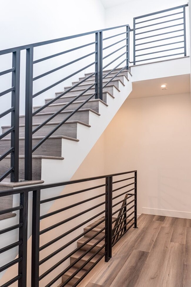 Building Photo - Beautiful Spacious Modern 3 Bedroom Townhome Available Now!