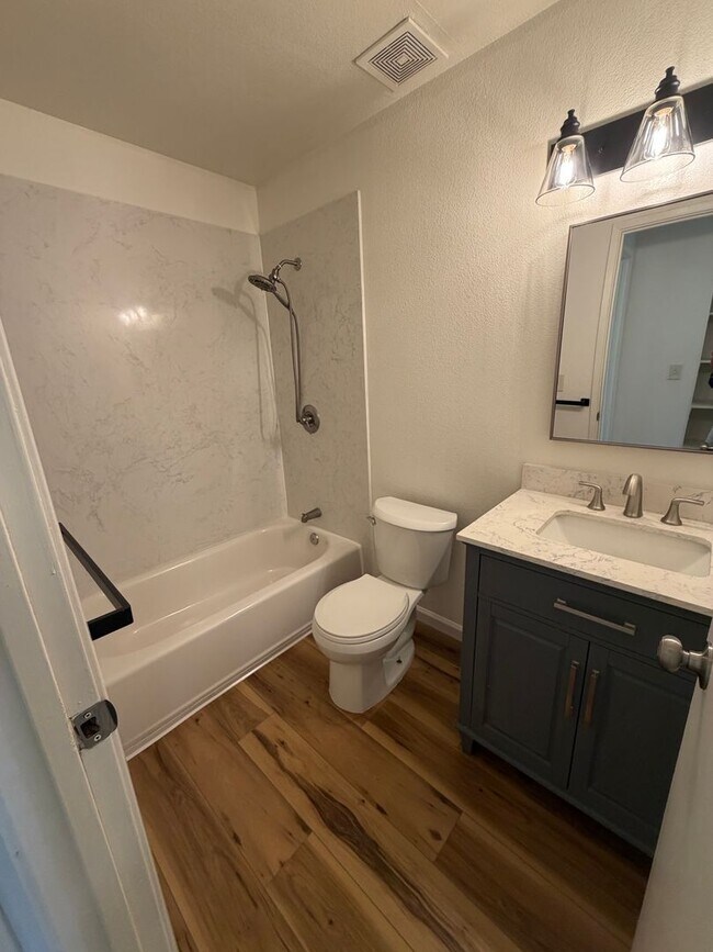 Building Photo - 4 Bed / 2 Bath | Rosemont Single Family Home Available