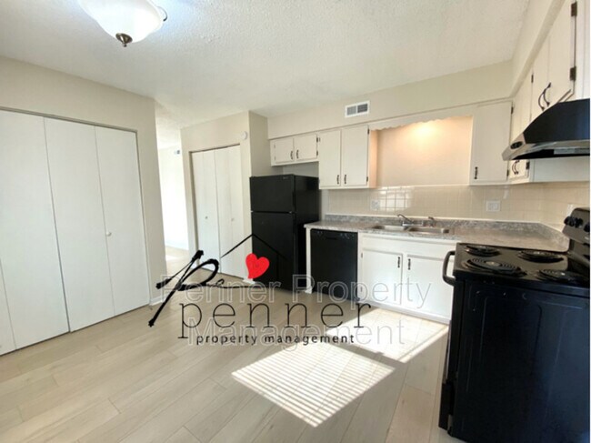 Building Photo - 1032 NE Lindsay Ave