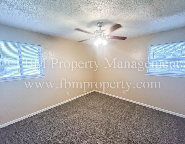 Building Photo - 608-B Walter Stephenson - Downstairs 2 Bed...