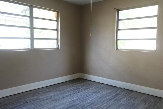 Building Photo - 1114 W Lincoln Ave