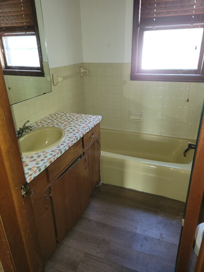 Building Photo - 819 W Broadway Ave