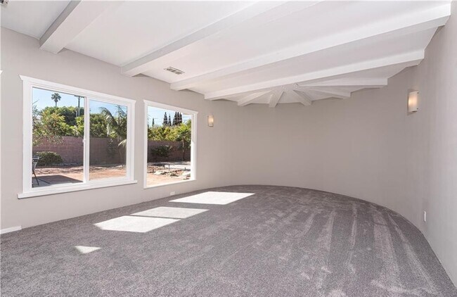 Building Photo - 535 Camino de Encanto